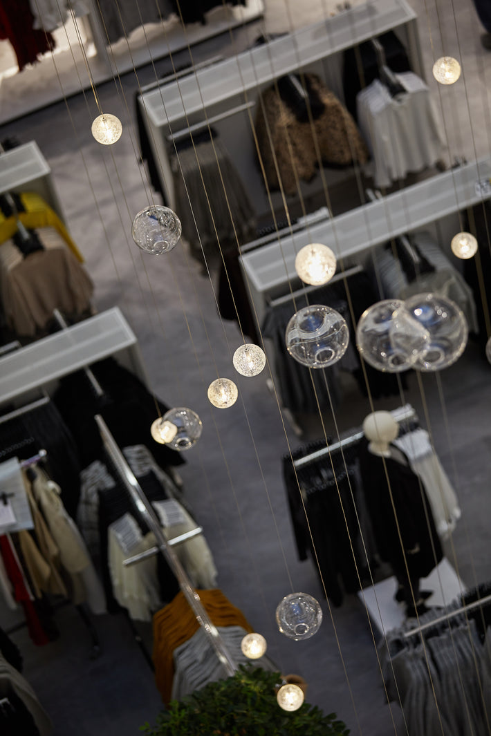H&Ms Flagship butikk i Karl Johan: Munnblåste og håndslipte glasskuler fra Hadeland Glassverk.