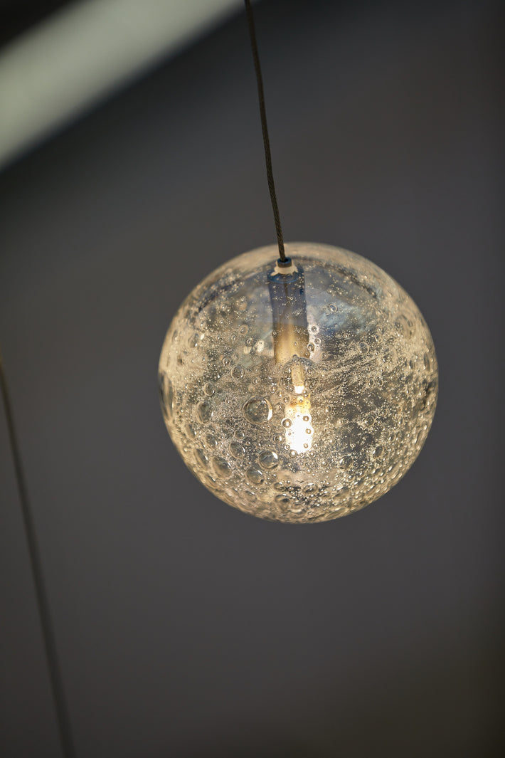 Nærbilde av munnblåst og håndslipt glasskule fra Hadeland Glassverk.