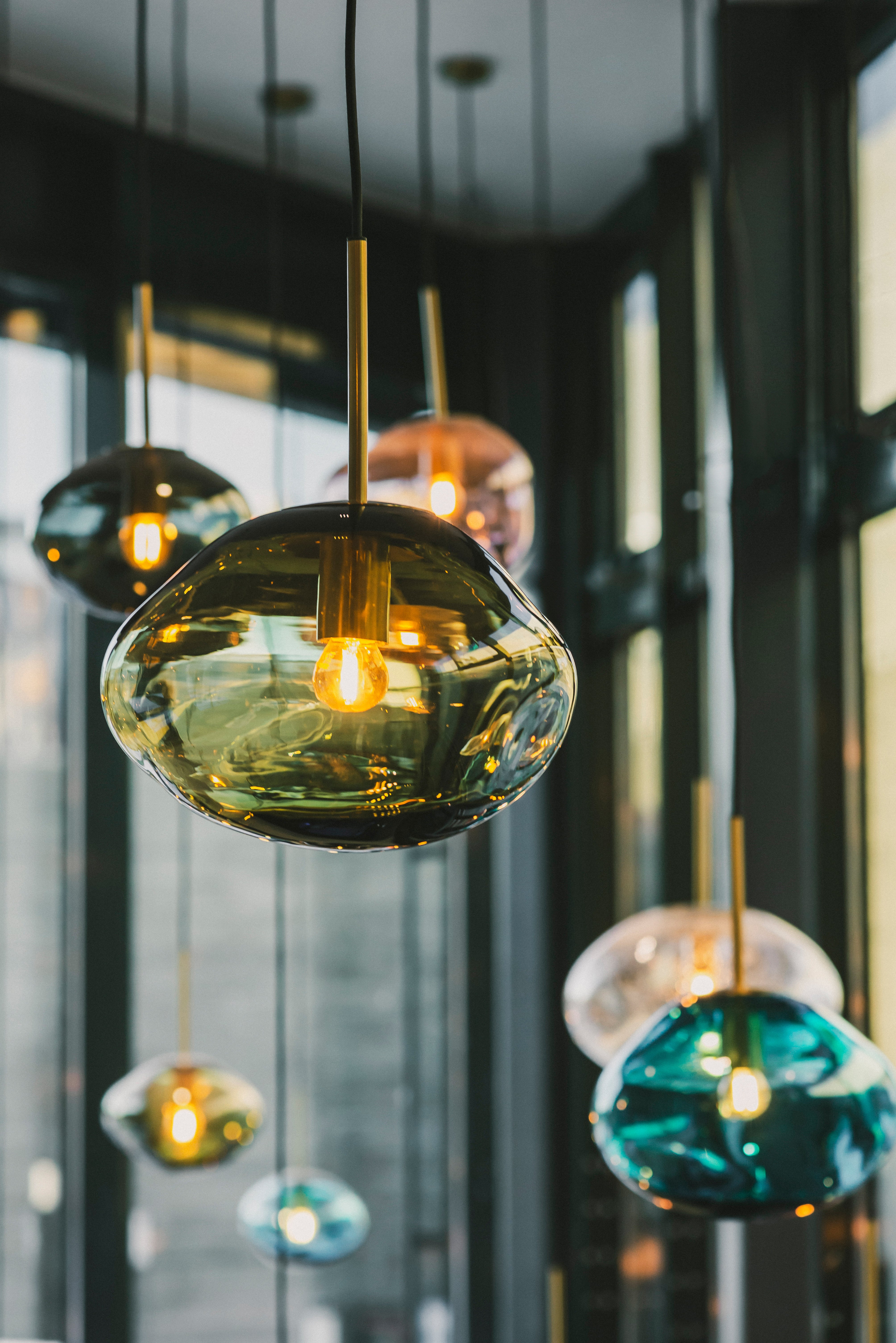 Nærbilde av Crystal Stone taklampe produsert av Hadeland Glassverk i trappeløpet hos Nobels Fredssenter.