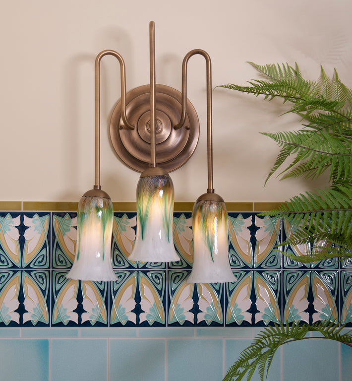 Spesialdesignede lamper fra Hadeland Glassverk på baderom Villa Inkognito