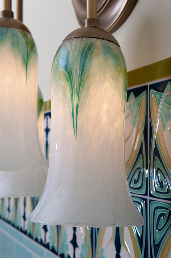 Nærbilde av spesialdesignede lamper fra Hadeland Glassverk på baderom Villa Inkognito.