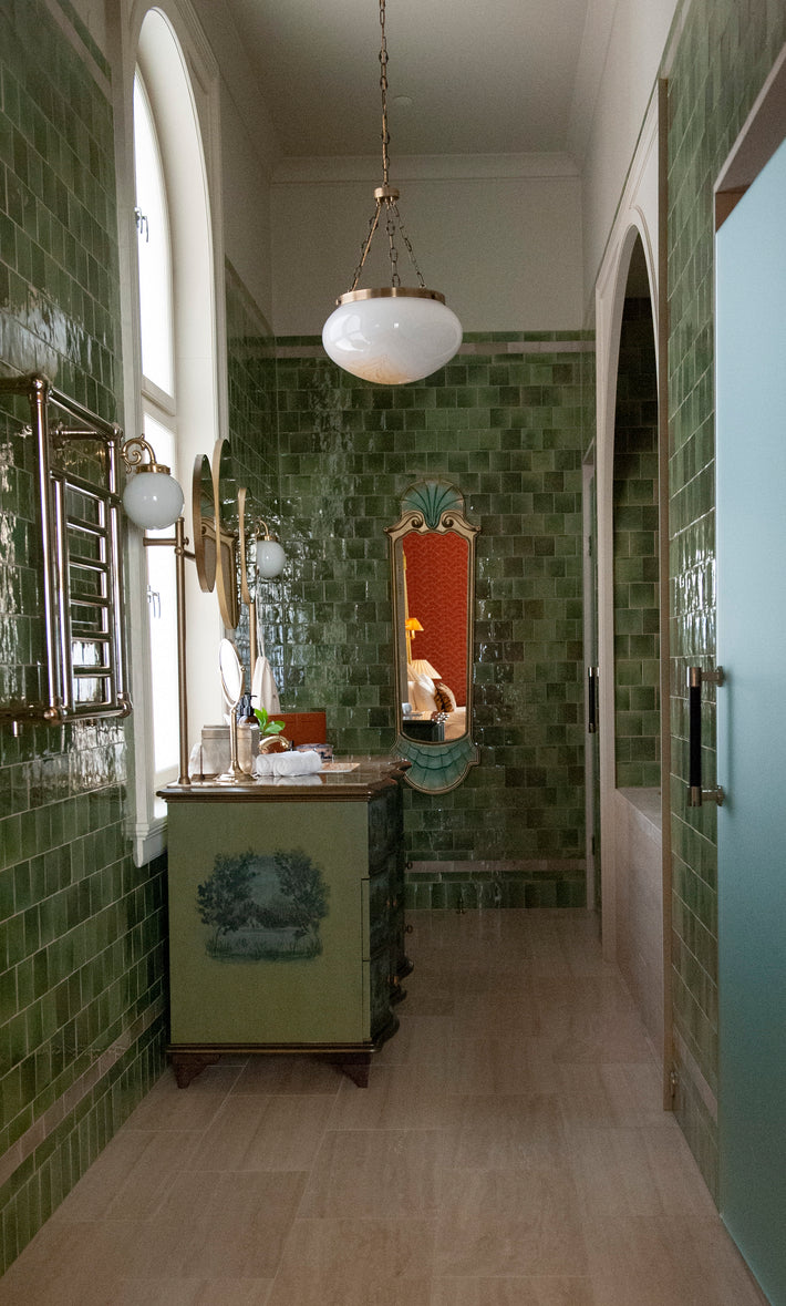Villa Inkognito baderom med spesialdesignede lamper fra Hadeland Glassverk