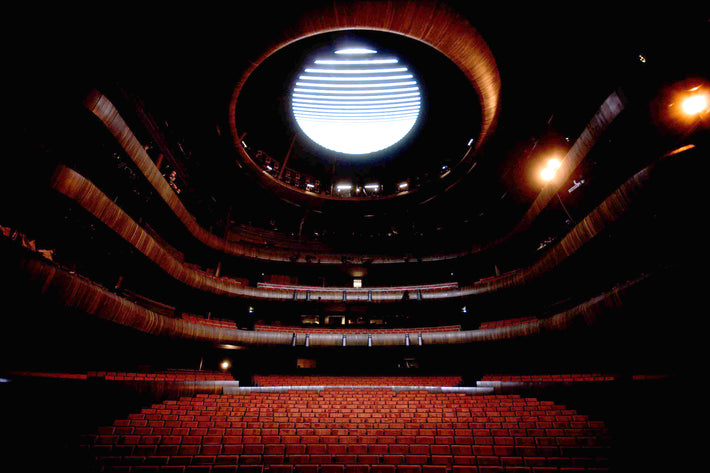 Lysekronen i taket på Den Norske Opera sett fra scenen. Lysekronen består av 5800 munnblåste og håndslipte krystallglass