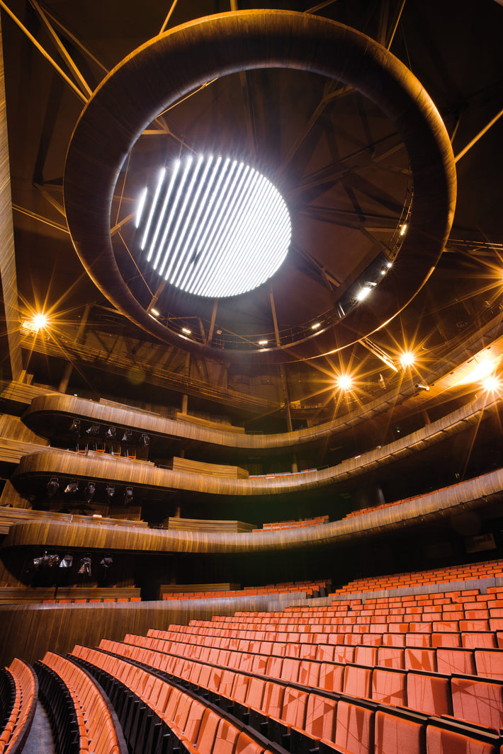 Lysekronen i taket på Den Norske Opera sett fra trappoppgang. Lysekronen består av 5800 munnblåste og håndslipte krystallglass.