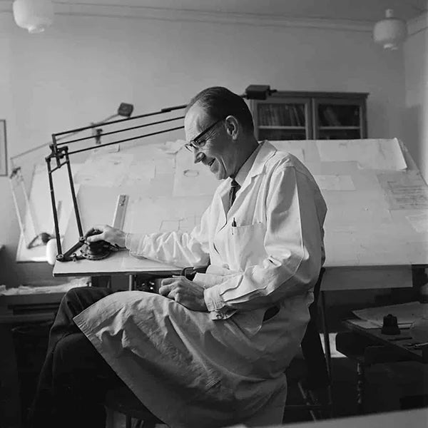 Arkitekt og formgiver Jonas Hidle (1912–2001) foran designbord.