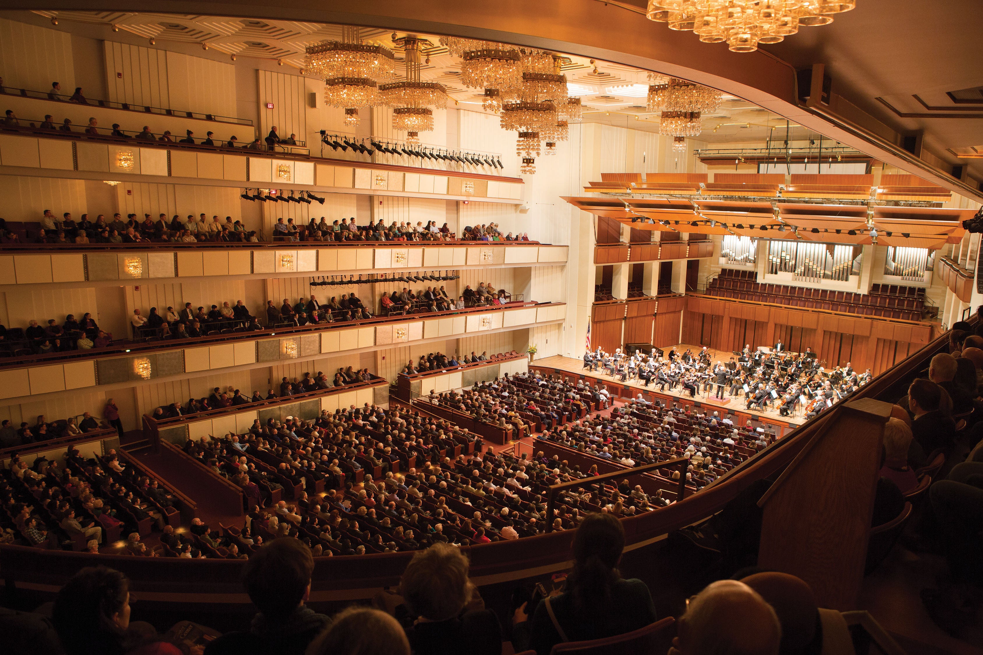 Lyskroner og vegglamper fra Hadeland Glassverk installert i Concert Hall, The Kennedy Center, Washington DC.