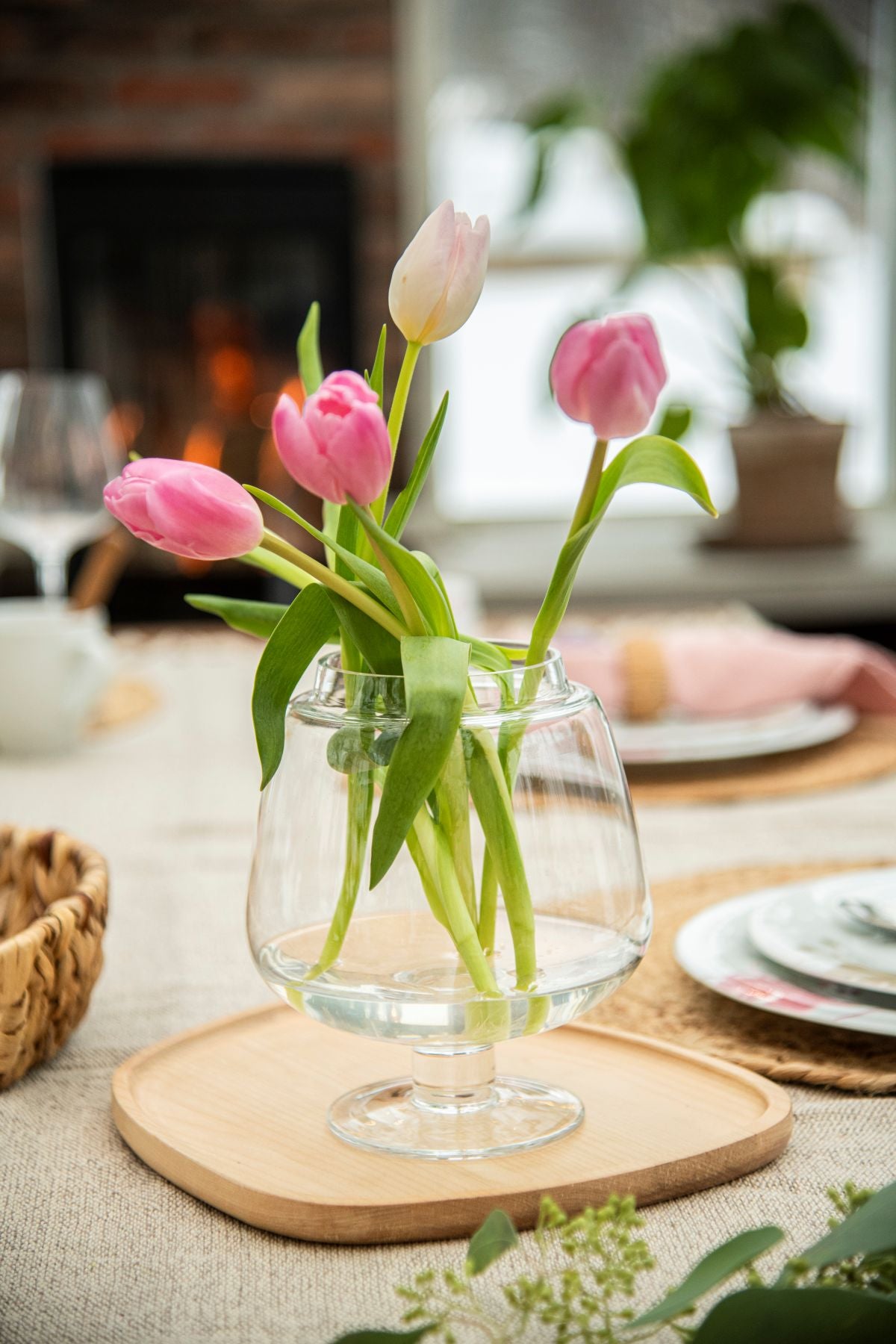 Glassegg på stett fra Hadeland Glassverks påskekolleksjon  brukt til tulipaner på et dekket påskebord