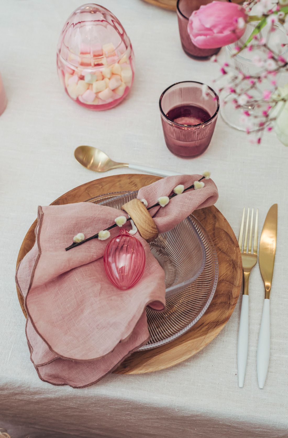 Rosa glassegg, rosa Siri vannglass og rosa påskeegg med lokk fra Hadeland Glassverk brukt som kuvertpynt på dekket påskebord.