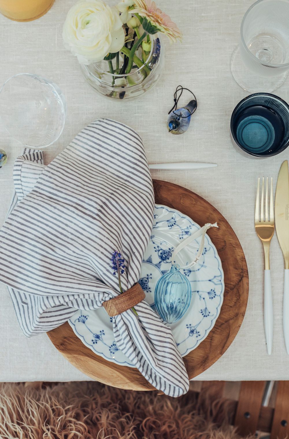 Blått glassegg fra Hadeland Glassverk brukt som kuvertpynt på dekket påskebord.