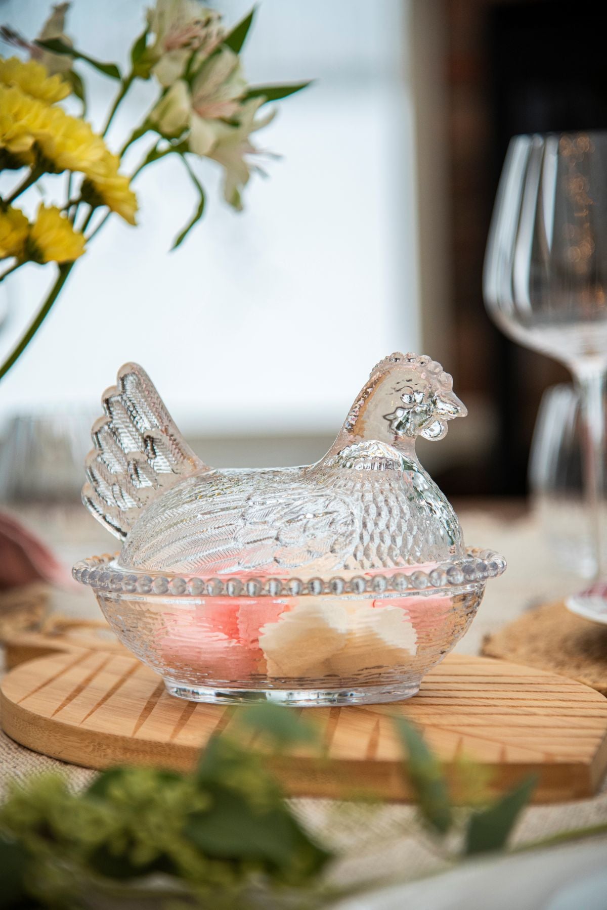 Verpehøne i glass fra Hadeland Glassverk på et dekket påskebord