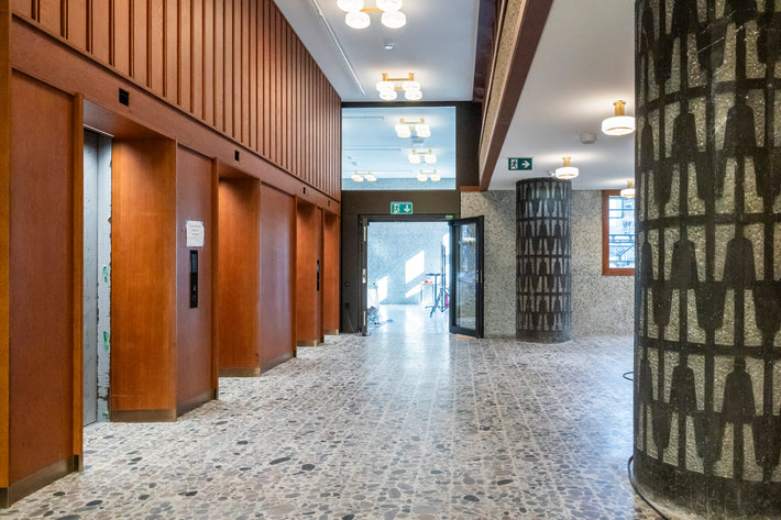 Hadeland Glassverk gjenskaper 120 lamper til Regjeringskvartalet basert på originale tegninger. 