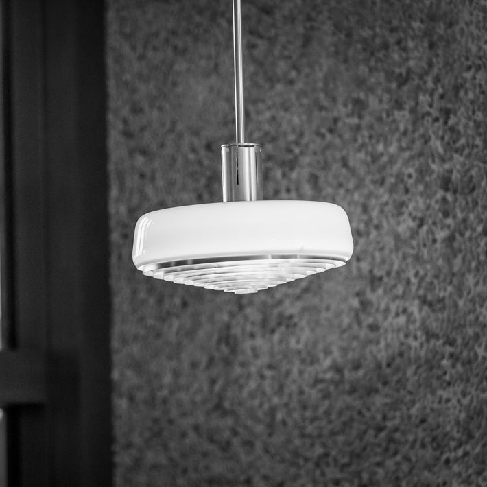 Hadeland Glassverk gjenskaper 120 lamper til Regjeringsbygget. Ikonisk form bevares, i samarbeid med Statsbygg og Riksantikvaren.