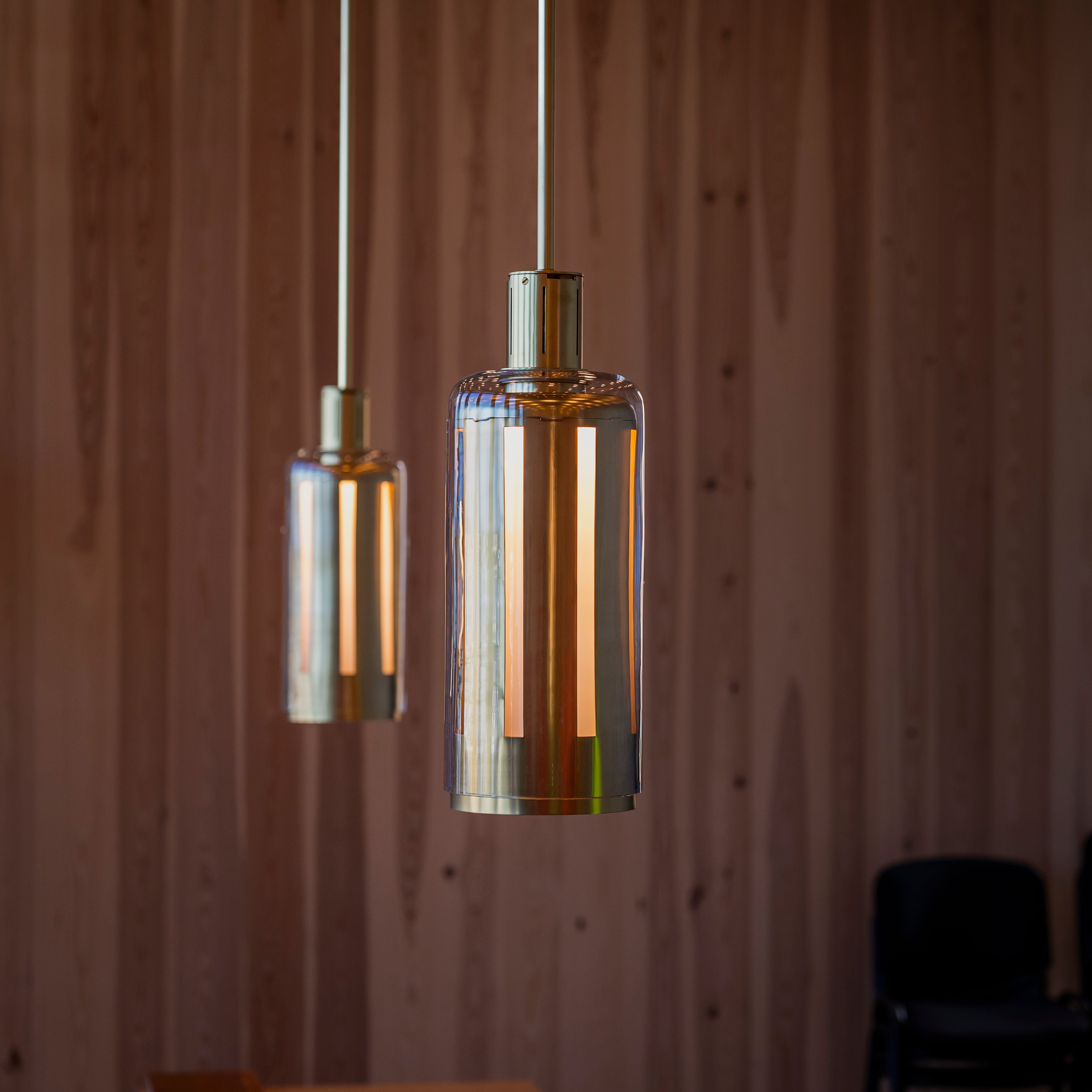 Nærbilde av lampe som Hadeland Glassverk gjenskaper basert på originale tegninger til Regjeringsbygget. 