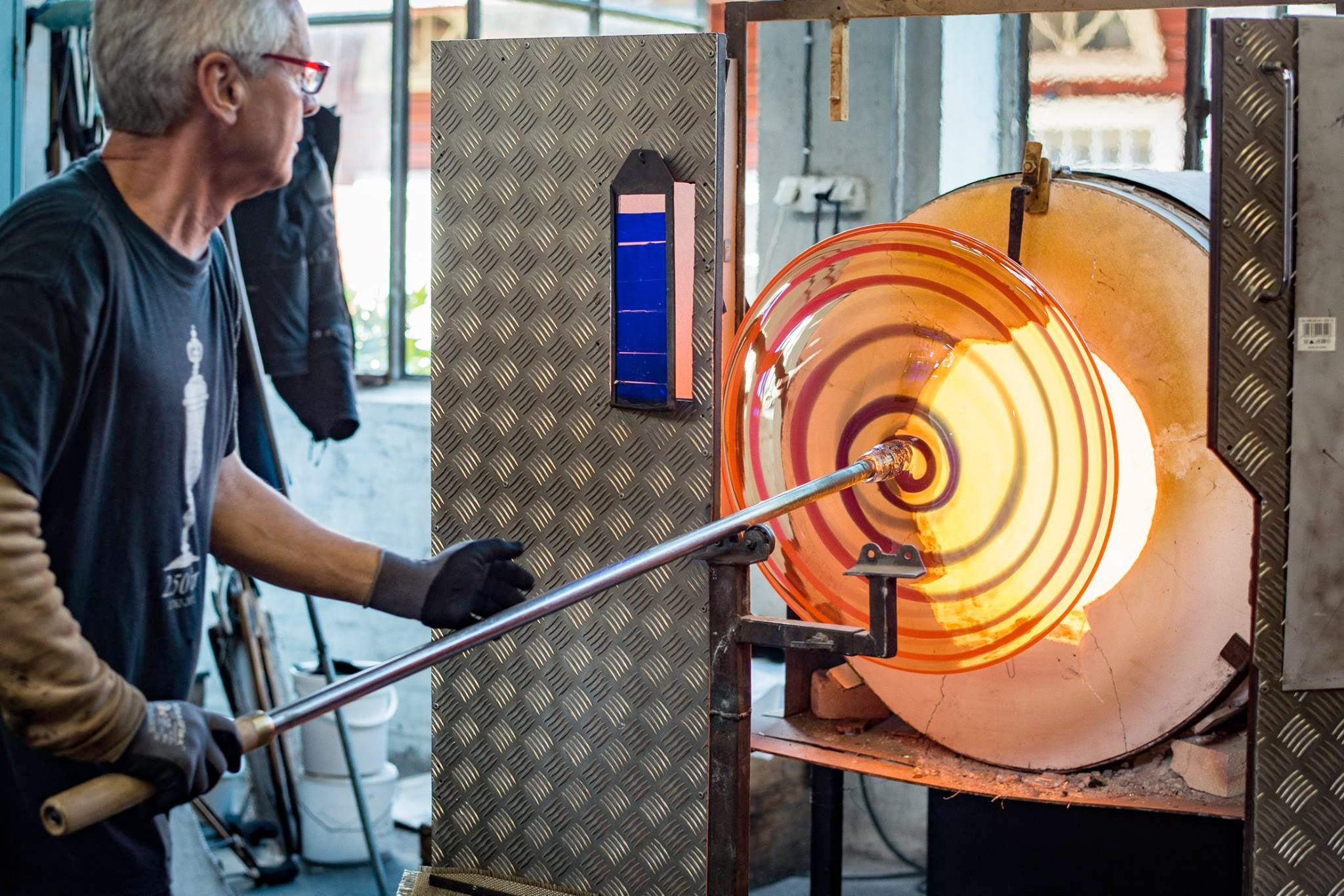 Et mesterfat blir til i Glasshytta på Hadeland Glassverk