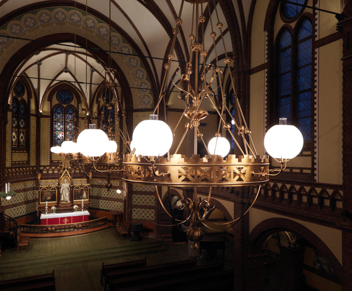 Lysekrone restaurert av Hadeland Glassverk med originale kuppelformer. Paulus kirke. 