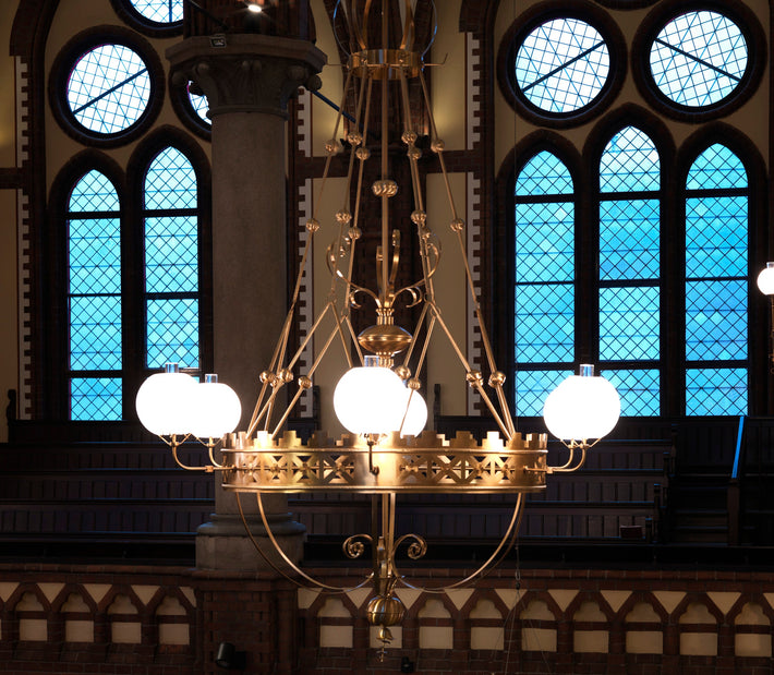 Lysekrone restaurert av Hadeland Glassverk med originale kuppelformer. Paulus kirke. 