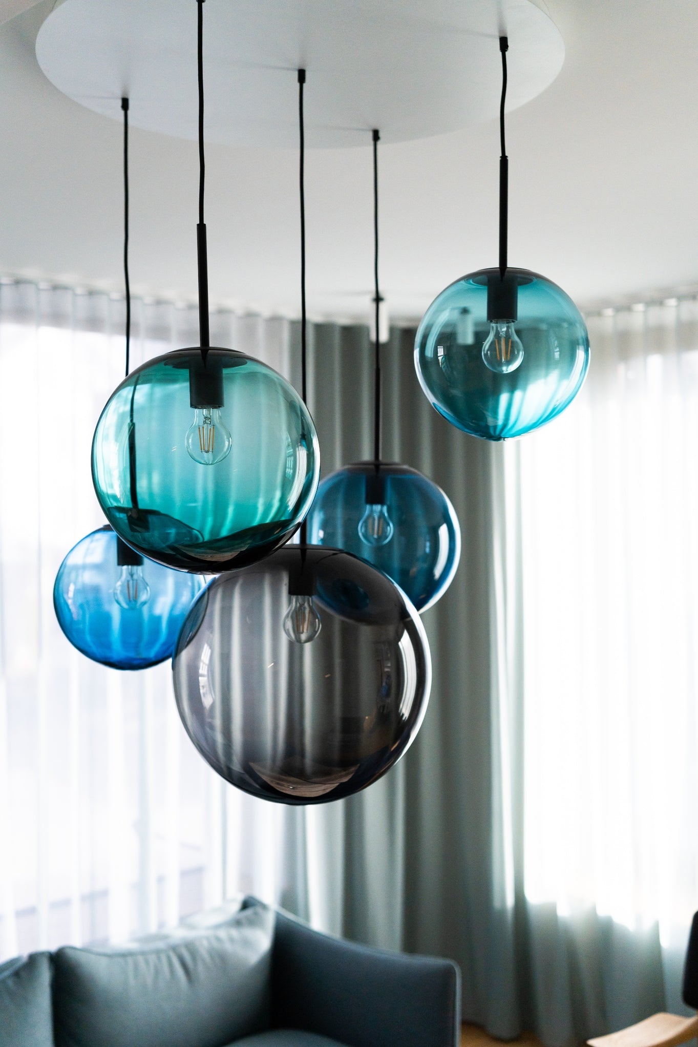 Nærbilde av Arkiv 4014 taklamper fra Hadeland Glassverk installert hos Alginor i Haugesund. 