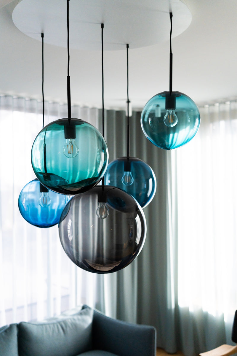 Nærbilde av Arkiv 4014 taklamper fra Hadeland Glassverk installert hos Alginor i Haugesund. 