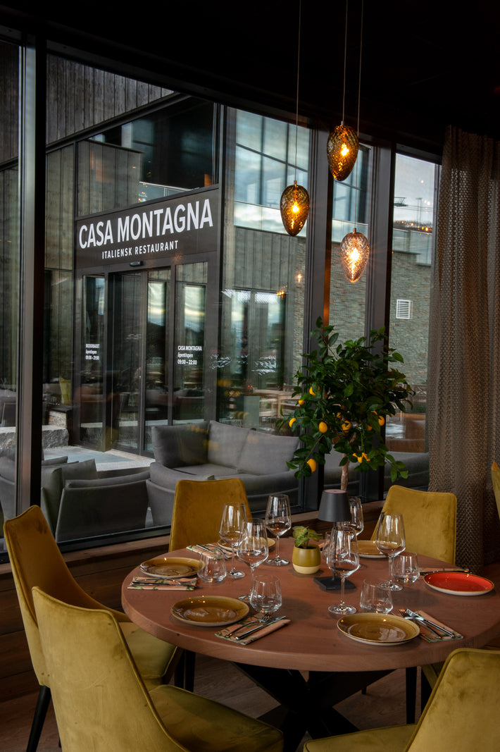 Krystallkongler fra Hadeland Glassverk i restauranten på Riddergaarden.