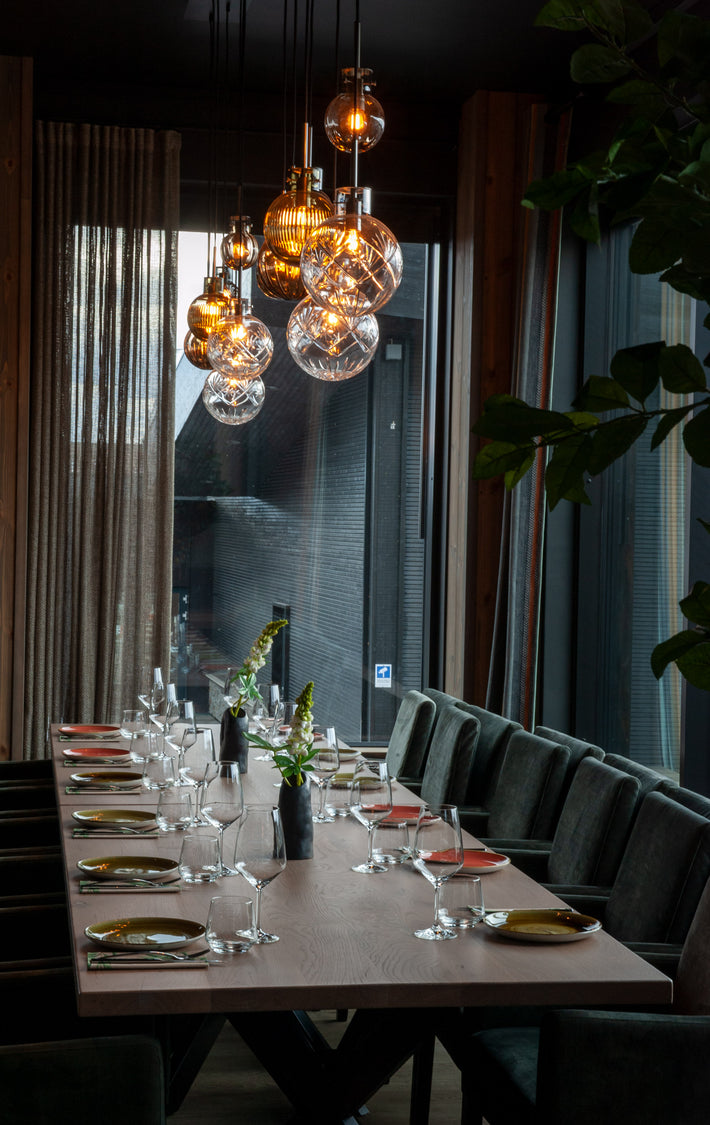 Krystallkulelamper i ulik slip fra Hadeland Glassverk i restauranten på Riddergaarden. 