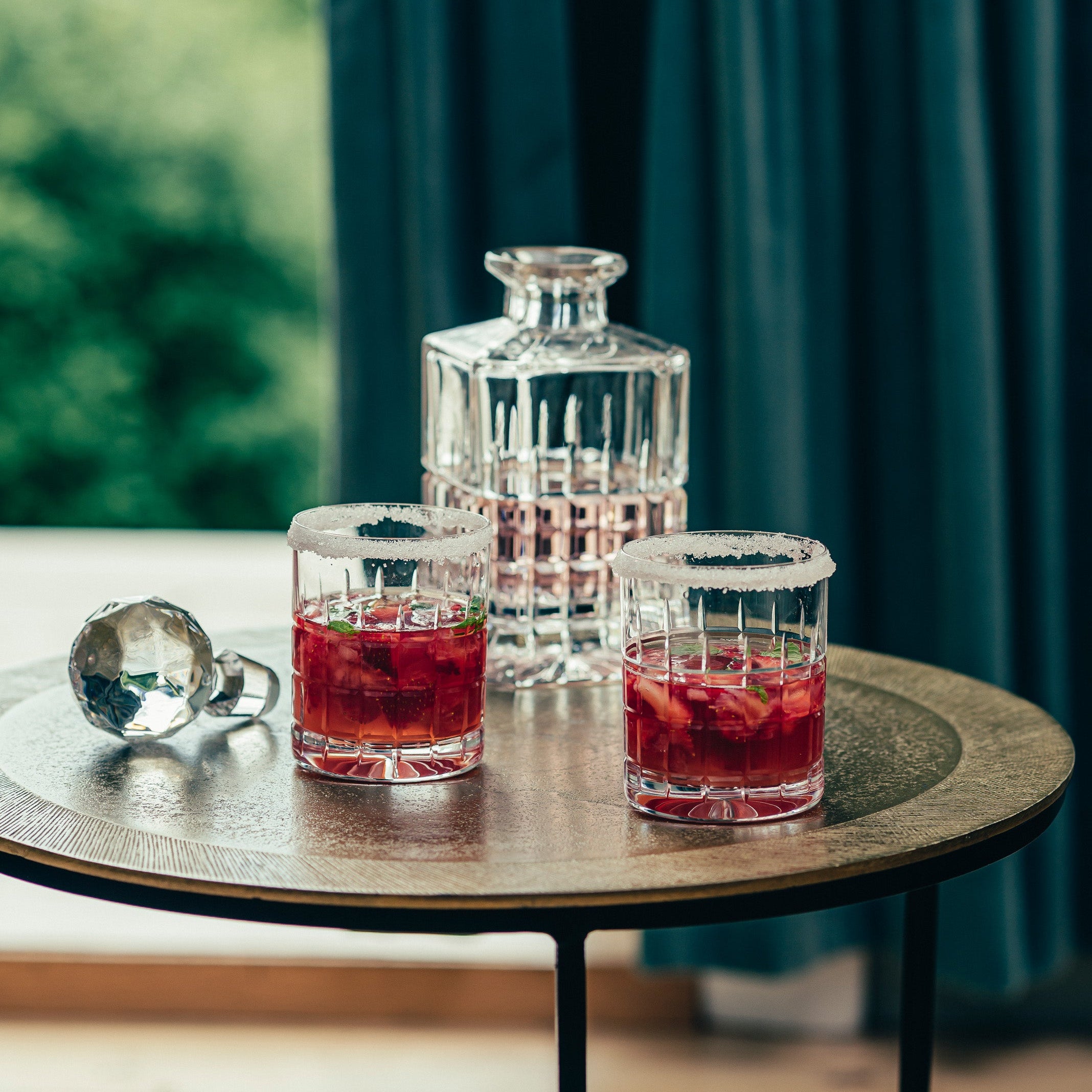 Kube karaffel og whiskeyglass fra Hadeland Glassverk med jordbær spritz
