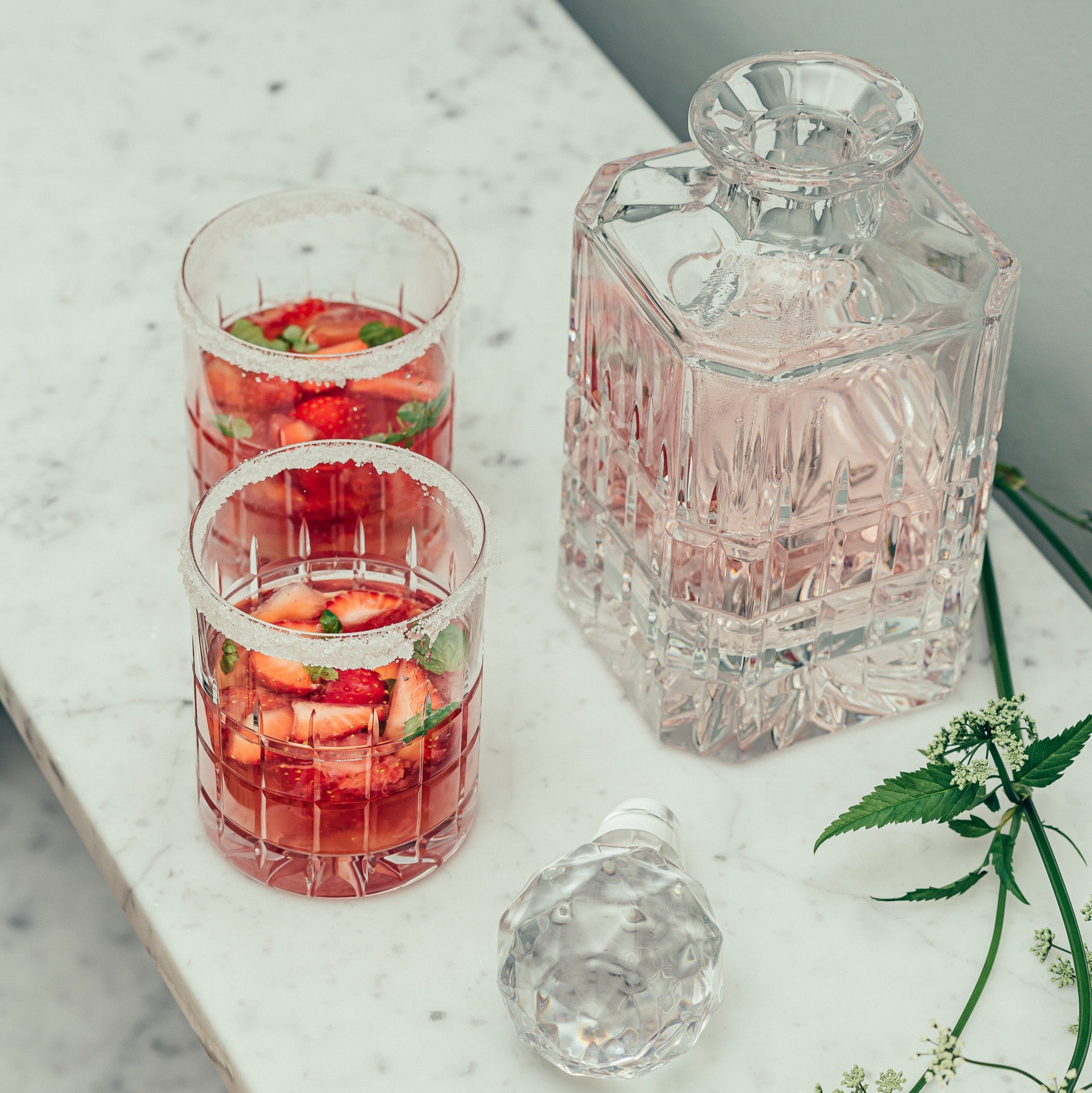 Kube karaffel og whiskeyglass fra Hadeland Glassverk med jordbær spritz mocktail