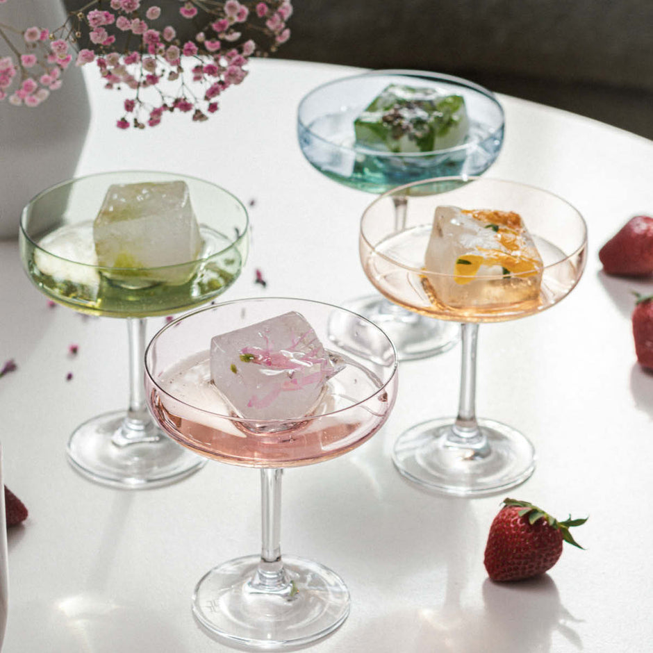 Lys blått armbånd med glassteiner – GLIM – Hadeland Glassverk