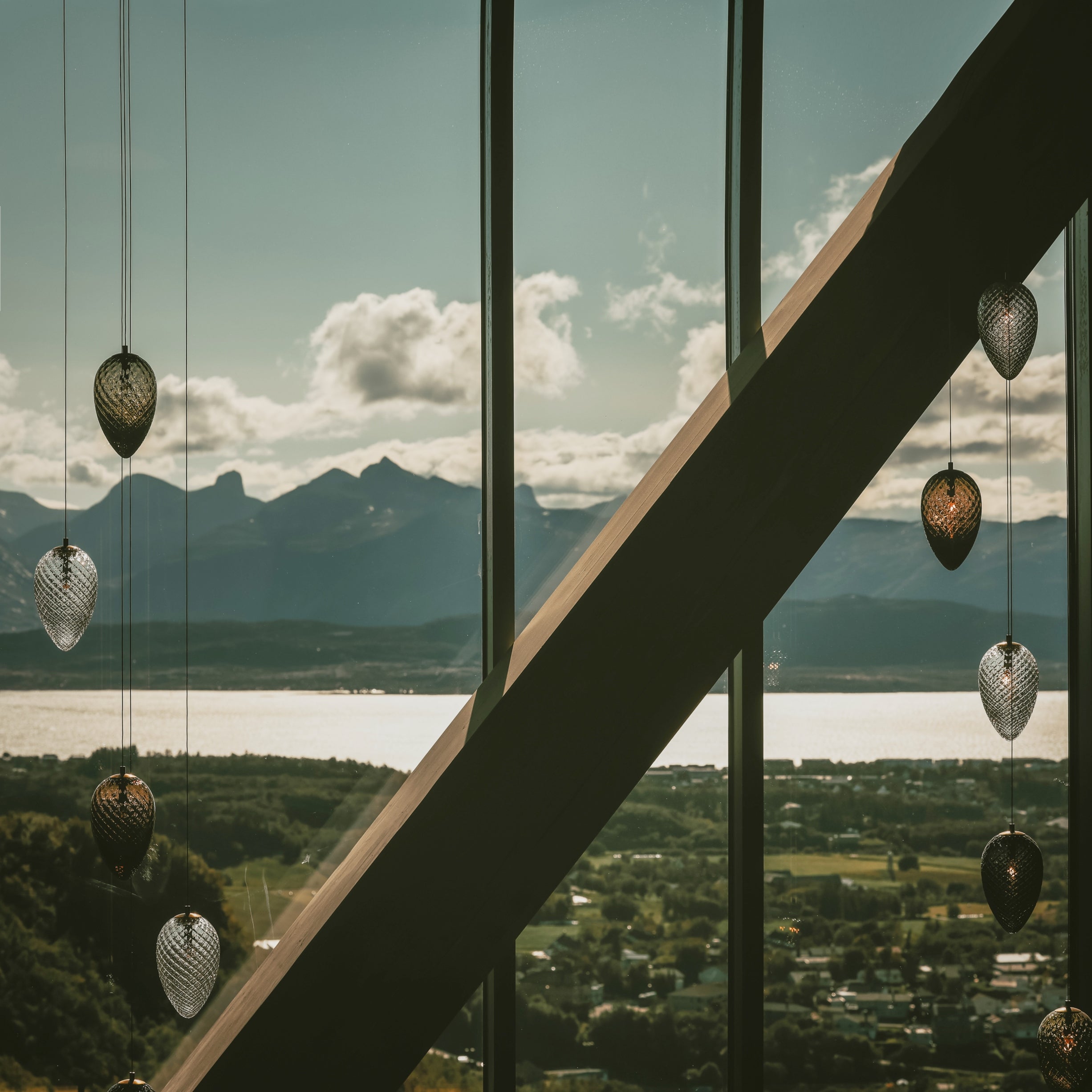 Utsikt fra Wood Hotel Bodø, og Krystallkongler fra Hadeland Glassverk 